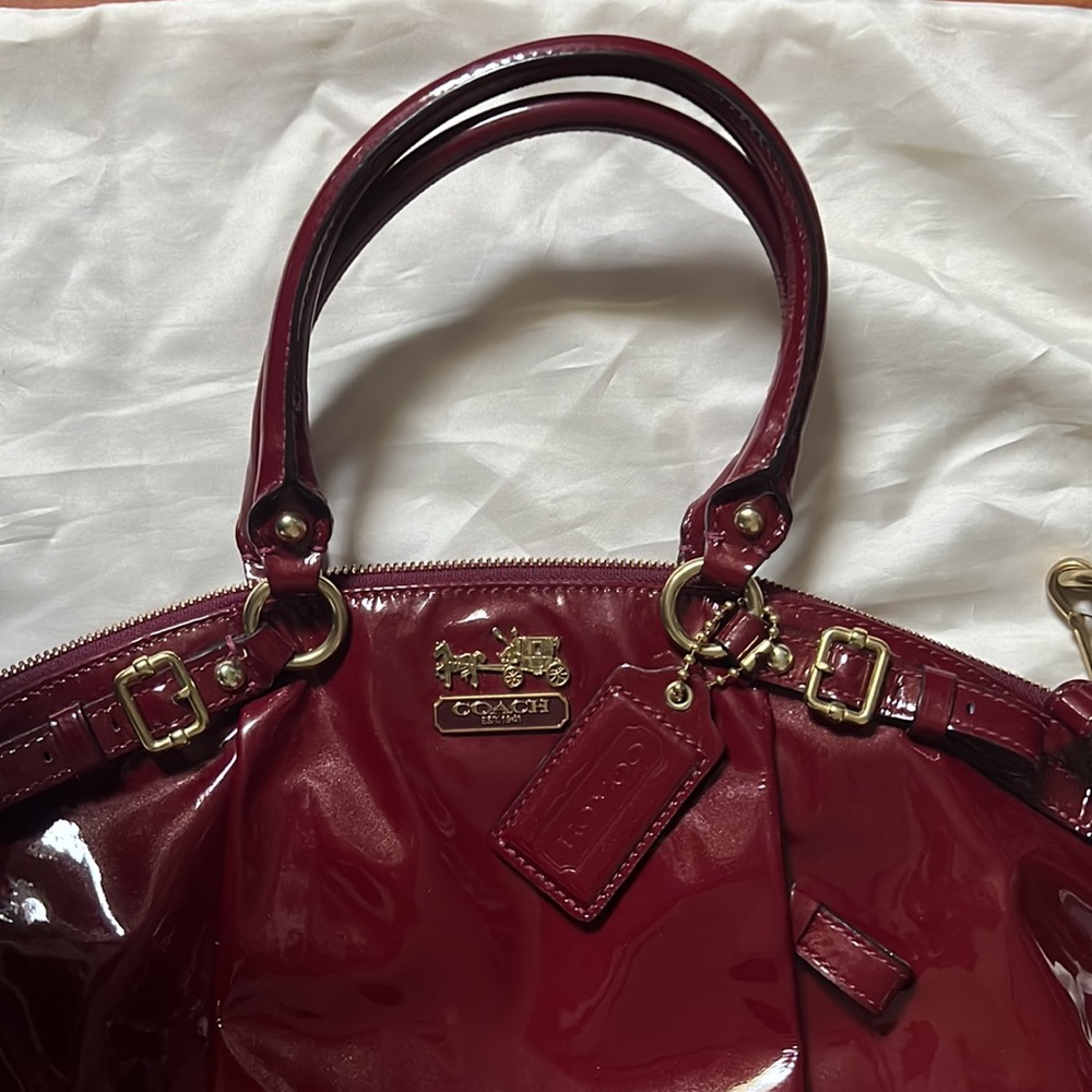 COACH: Large burgundy patent top handle bag with crossbody strap - Picture 5 of 12